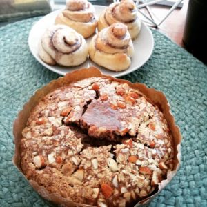 Rollos de canela y Queque de chocolate almendra